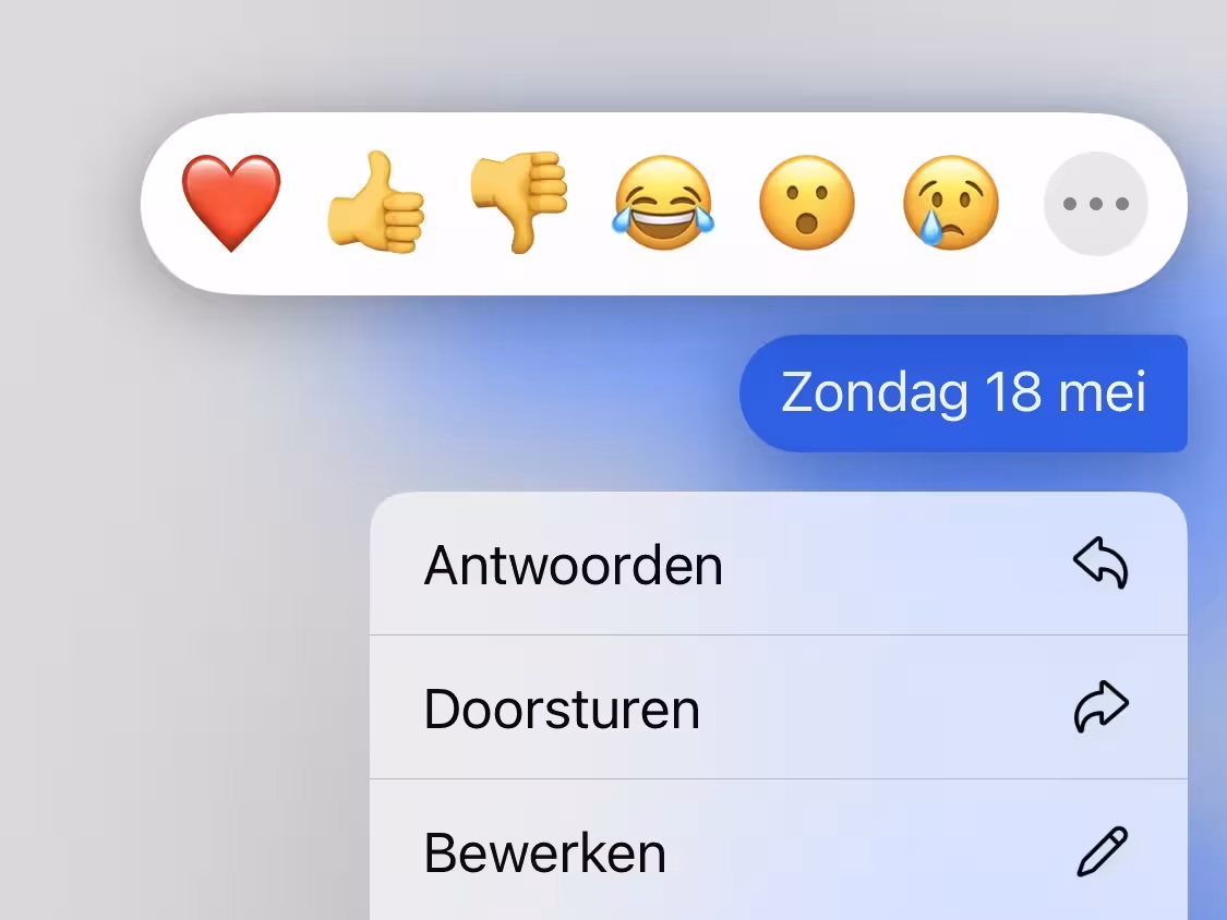 Schermafbeelding van het emoji-reactie menu in Signal op iOS