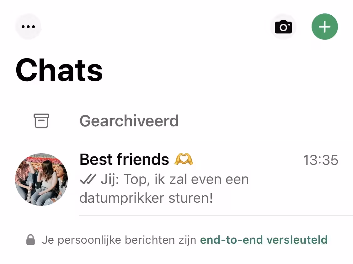 Schermafbeelding van de gesprekkenlijst in WhatsApp op iOS